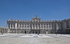 exterior palacio real in madrid