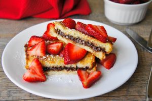 brioche chocolat sandwich with strawberries