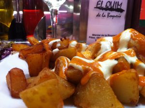 patatas bravas with mayonaise and red sauce