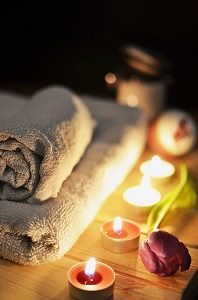 towels with candles and flower to relax at spa