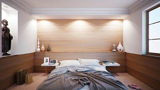 bedrooms with three lights on