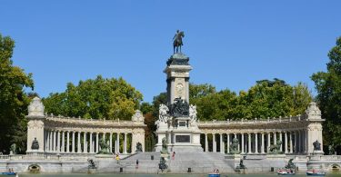 lake at buen retiro park in madrid