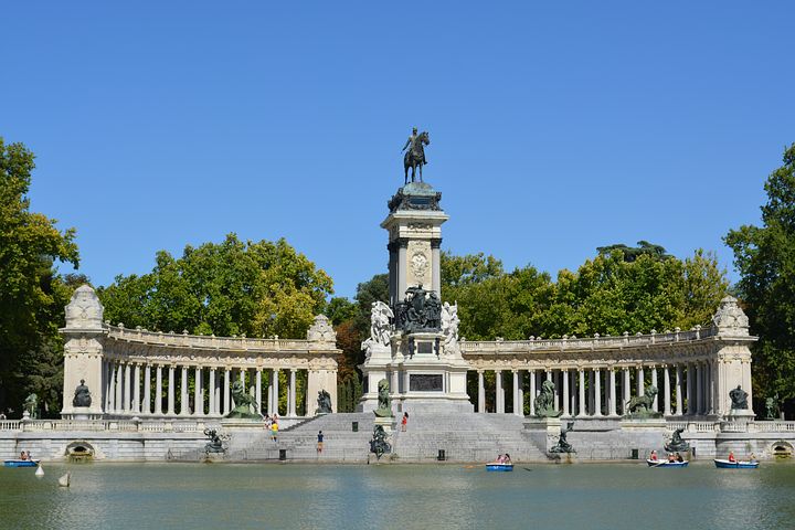 lake at buen retiro park in madrid