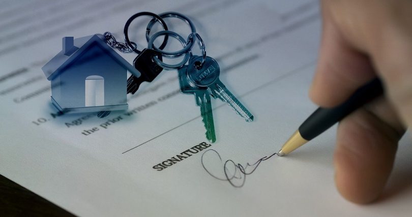 signing a contract and new house keys