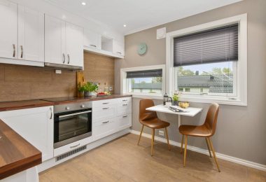 cocina de apartamento con mesa y sillas