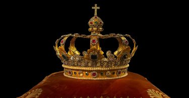 couronne sur un coussin rouge en velours