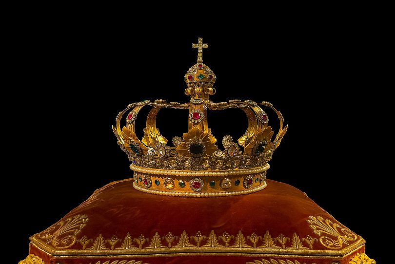 couronne sur un coussin rouge en velours
