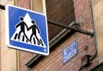 panneau de signalisation gay dans la rue de chueca à madrid
