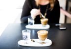 deux cafés sur une table avec femme