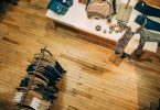 vue aérienne d'un magasin de vêtements et plancher en bois
