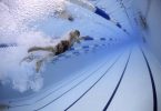 nageur sous l'eau dans une piscine