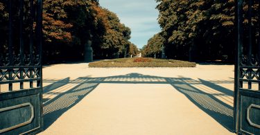 grilles ouvertes sur le parc retiro de madrid