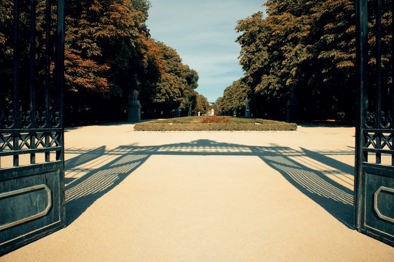 grilles ouvertes sur le parc retiro de madrid