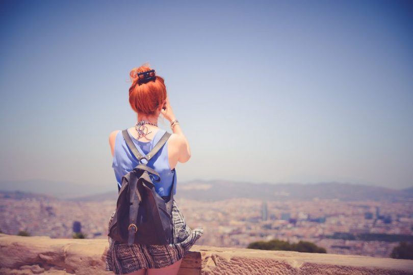 madrid ete fille rousse regardant la ville