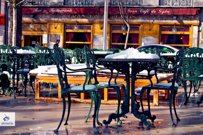 Chaises et table de café sous la neige
