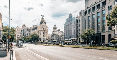 rue gran via et façade d'immeuble de madrid
