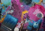 toile de peinture avec pinceaux