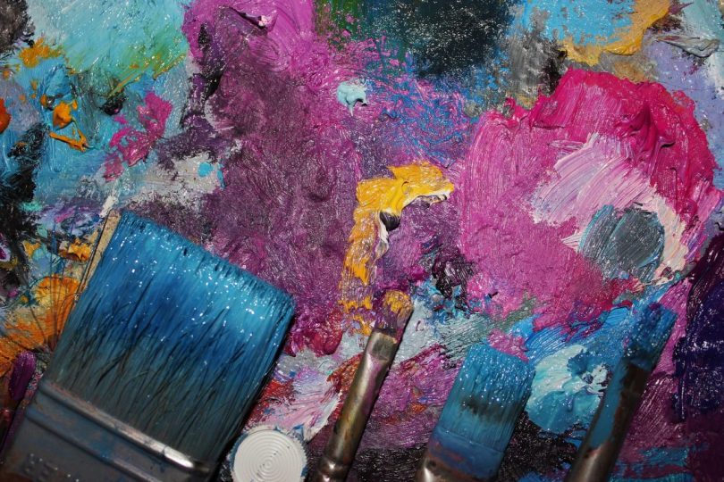 toile de peinture avec pinceaux