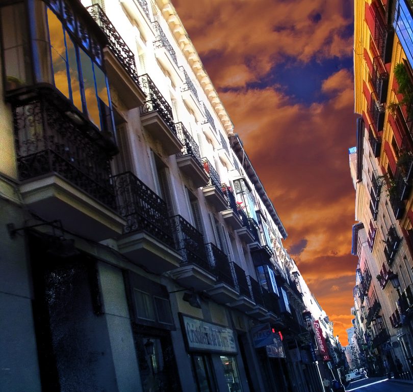 rue de chueca avec batiments et ciel orange
