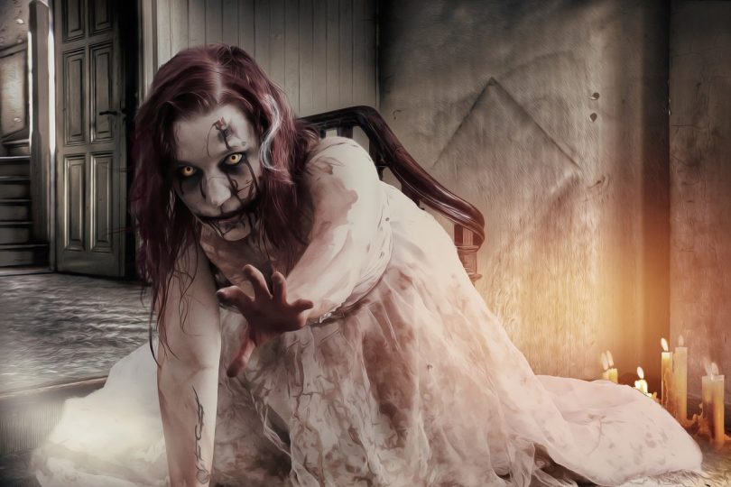 fille zombie en robe blanche