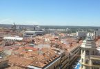 vue sur les toits d'immeubles en brique de madrid