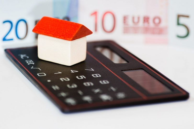 petite maison au toit rouge sur une calculatrice