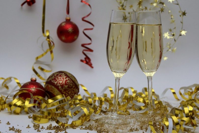 verres de champagne et cotillons