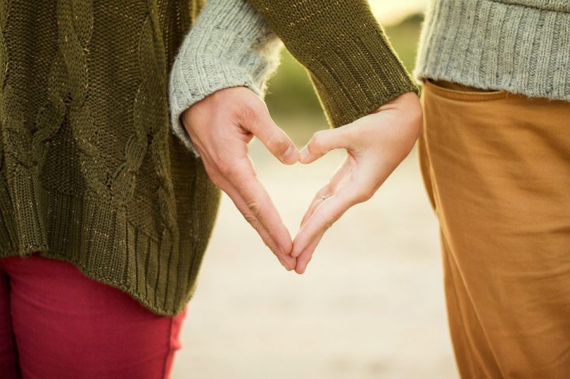 deux mains formant un coeur
